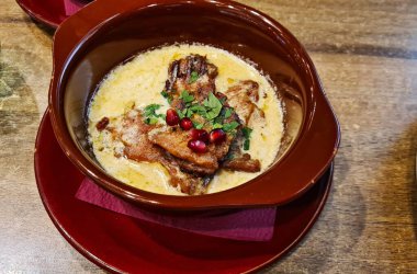 Domuz eti parçaları kızarmış ve öğle yemeği için seramik kapta pişiriliyor..