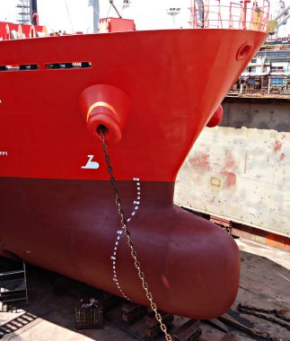 Kuru rıhtımdaki tanker temizleniyor ve geminin dış gövdesine boyanıyor ve çapa zinciri kontrol edildi..