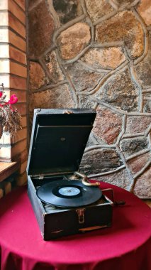 Eski güzel günlerden kalma nostaljik müziğin gramofon kaydı olan eski bir gramofon..