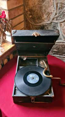 Eski güzel günlerden kalma nostaljik müziğin gramofon kaydı olan eski bir gramofon..