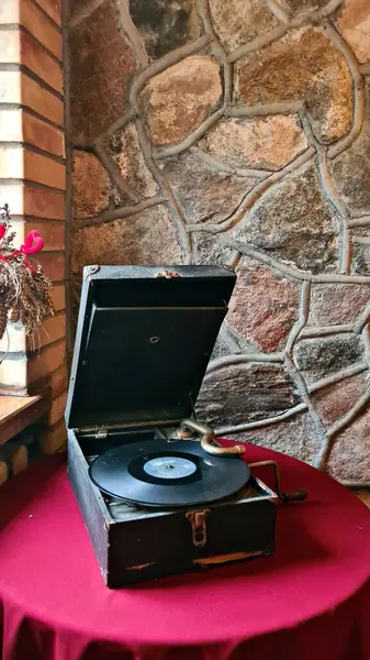 Eski güzel günlerden kalma nostaljik müziğin gramofon kaydı olan eski bir gramofon..