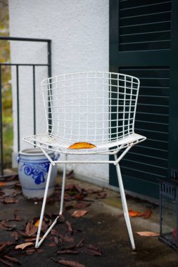 Bahçedeki metal beyaz demir sandalye.