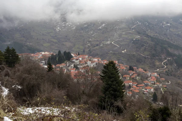 Piękny Panoramiczny Widok Ośnieżone Góry Mgłę Wioskę Metsovo Grecja Epirus — Zdjęcie stockowe