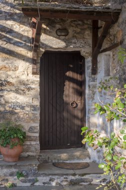 Doku, desen. Arka plan bej duvar eski kapı ile doğal taştan yapılmış