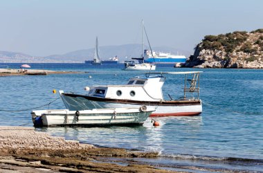 Güneşli bir sonbahar gününde, denizin arka planına (Yunanistan, Salamis Adası) kıyıya demirlemiş balıkçı tekneleri