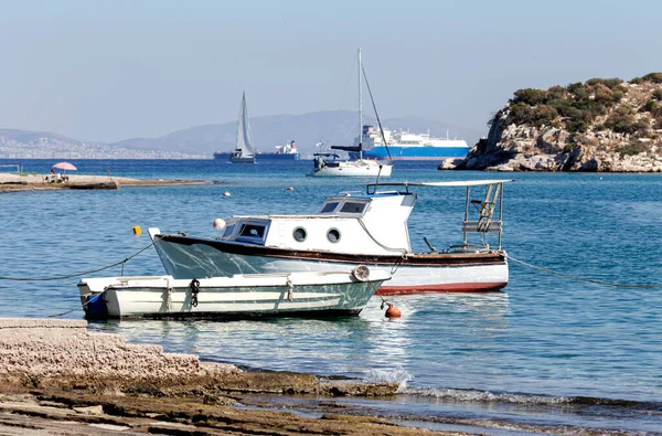 Barche Pesca Ormeggiate Vicino Alla Riva Sullo Sfondo Del Mare — Foto Stock