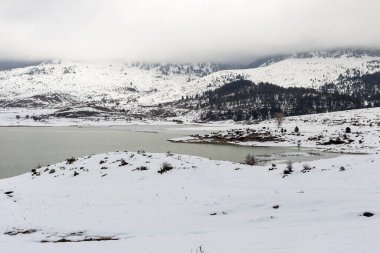 Bulutlu bir günde, Aoos 'un dağlardaki donmuş pınarlarının (Epirus bölgesi, Yunanistan) manzarası