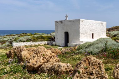 Eski, Hıristiyan, Ortodoks, küçük, beyaz kilise (Skyros, Kuzey Sporades, Yunanistan) deniz kıyısında 