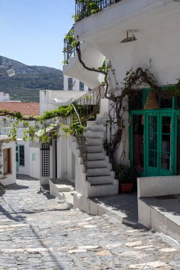 Baharda, güneşli bir günde, tatil beldesi Chora 'nın dar sokaklarında (Kuzey Sporades, Skyros Adası, Yunanistan).