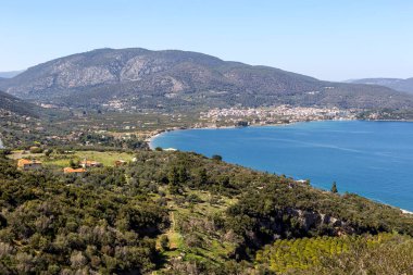 İlkbaharda, güneşli bir günde Yunanistan 'ın Epidaurus ve deniz tatil beldesinin (Mora) panoramik manzarası.