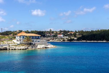 İlkbaharda, güneşli bir günde, köy (İyon adası Kefalonia, Yunanistan) yakınlarındaki terk edilmiş güzel, taş plaj.