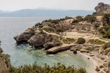 Helenistik stoa. Bulutlu bir günde, Tanrıça Hera Akraia 'nın Korint Körfezi' nin (Heraion, Loutraki-Perachora, Yunanistan) küçük bir koyundaki Mabedi.