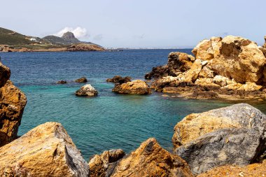 Terk edilmiş, güzel, taştan bir sahil (Skyros, Kuzey Sporades, Yunanistan) ilkbaharda, güneşli bir günde