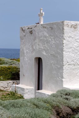 Eski, Hıristiyan, Ortodoks, küçük, beyaz kilise (Skyros, Kuzey Sporades, Yunanistan) deniz kıyısında 