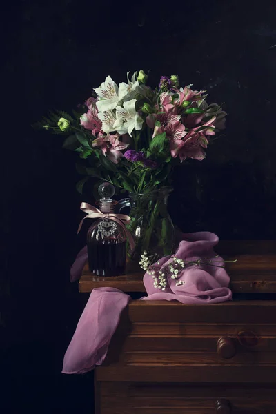 Güzel Çeşitli Çiçeklerle Dolu Bir Hayat Masada Bir Buket Çiçek — Stok fotoğraf