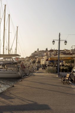03.26.2022. Yunanistan. Baharda, güneşli bir akşamda Paros adasının setin ve yatlarının büyüleyici manzarası.