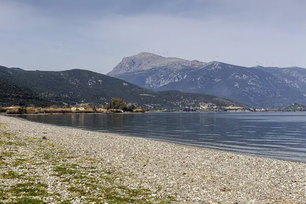 Zeegezicht Zicht Een Verlaten Strand Met Kiezelstenen Zee Bergen Griekenland — Stockfoto