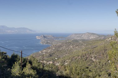 Güneşli bir kış gününde deniz ve dağların panoramik manzarası (Loutraki-Perachora, Yunanistan)