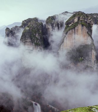 Kayalıklar sisle kaplandı (Thessaly, Yunanistan, Trikala). Yunanistan 'da Ortodoks Manastırı Merkezi.