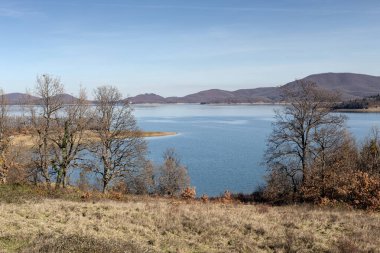 Dağlardaki gözlem noktasından (Karditsa ili, Teselya, Yunanistan) yapay Plastiras gölünün panoramik manzarası)