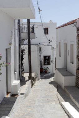 Baharda, güneşli bir günde, tatil beldesi Chora 'nın dar sokaklarında (Kuzey Sporades, Skyros Adası, Yunanistan).