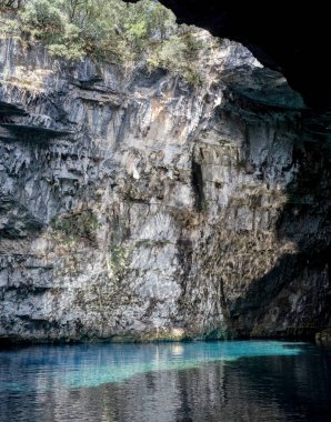 Benzersiz, sıra dışı, doğal Melissani mağara gölü (Kefalonia Adası, Yunanistan) ve sabah en temiz su.