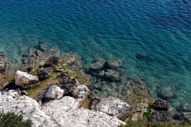 Arka plan. Su. Deniz ve kayalıklarla yanardöner yüzey dokusu