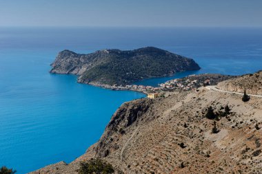 Kefalonia 'daki (Yunanistan) Assos köyünün büyülü manzarası ilkbahar, güneşli bir günde