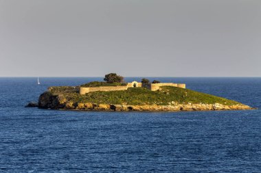 Deniz, taş, harap olmuş, küçük bir adada Venedik kalesi (Yunanistan, Mora) güneşli bir günde