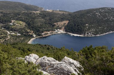 Yüksek dağların panoramik manzarası ve güneşli bir bahar gününde uçurumdan geniş deniz manzarası (Skyros Adası, Yunanistan)