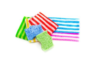 Yeni, parlak, çağdaş temizlik bezleri ve beyaz arka plan yakın çekim üzerinde bezler