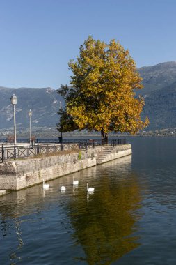 Sonbahar ve güneşli bir günde Ioannina (Yunanistan 'ın kuzeybatısı) ve Pamvotis Gölü' nün güzel manzarası