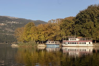 Sonbahar ve güneşli bir günde Ioannina (Yunanistan 'ın kuzeybatısı) ve Pamvotis Gölü' nün güzel manzarası