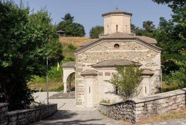 Güneşli bir yaz gününde, Yunanistan 'ın Trikala ili yakınlarındaki dağlarda küçük, güzel, taştan, ortodoks bir Hıristiyan kilisesi.