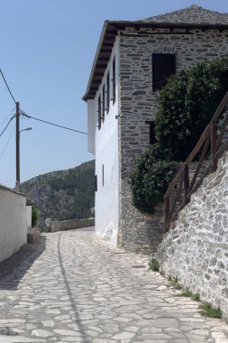 Güneşli bir yaz gününde geleneksel evleri olan bir dağ köyü olan Makrinitsa 'nın dar ve kaldırımlı sokakları (Magnesia ili, Yunanistan))