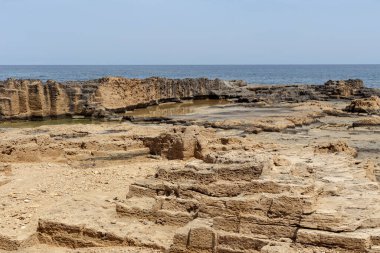 Roma döneminden kalma Skyros adasındaki (Yunanistan) taş ocakları ve deniz kenarındaki kireçtaşlarıyla antik taş ocakları 