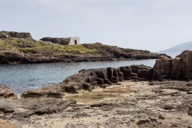 Roma döneminden kalma Skyros adasındaki (Yunanistan) taş ocakları ve deniz kenarındaki kireçtaşlarıyla antik taş ocakları 