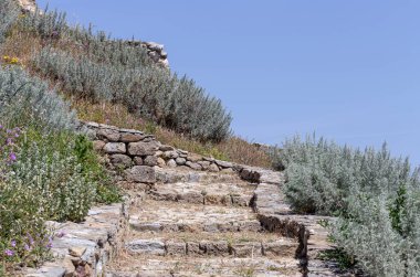Skyros Şatosu ve dağların bir bahar günü tepeden görünüşü (Skyros Adası, Yunanistan)