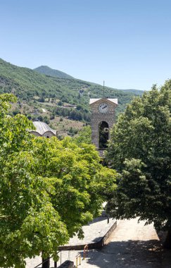 Ortodoks, Hıristiyan, taş, kırsal kilise güneşli bir yaz gününde köydeki dağlarda (Merkez, Yunanistan)