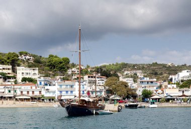 Güneşli bir yaz gününde Alonissos (Kuzey Sporades, Yunanistan) adasındaki yat, gemi ve mağazalarla gezinti manzarası