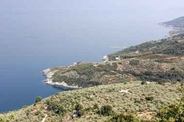 Güneşli bir yaz gününde uzaktaki dağların ve denizin güzel panoramik manzarası (Pelion, Magnesia Bölgesi, Yunanistan).