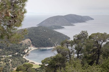 Yüksek dağların panoramik manzarası ve güneşli bir bahar gününde uçurumdan geniş deniz manzarası (Skyros Adası, Yunanistan)