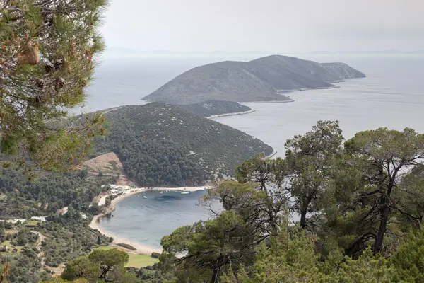 Yüksek dağların panoramik manzarası ve güneşli bir bahar gününde uçurumdan geniş deniz manzarası (Skyros Adası, Yunanistan)