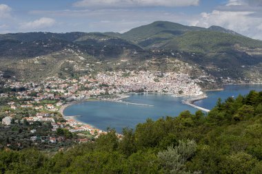 Güneşli bir yaz gününde Yunanistan 'ın kuzeyinde (Kuzey Sporades, Yunanistan) bir yat, gemi ve mağazaların bulunduğu gezinti güvertesi manzarası