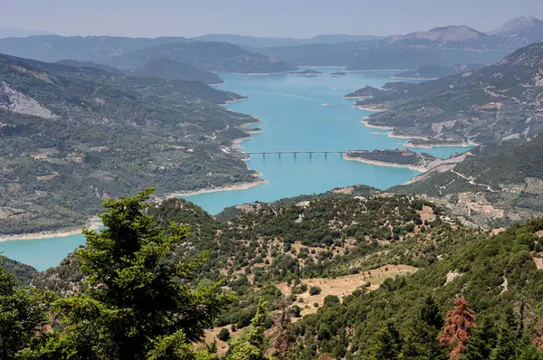Güneşli bir yaz gününde Kremasta Gölü (Evrytania, Orta Yunanistan) ormanı ve dağlarının panoramik manzarası