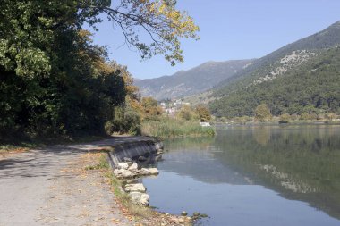 Sonbahar ve güneşli bir günde Ioannina (Yunanistan 'ın kuzeybatısı) ve Pamvotis Gölü' nün güzel manzarası