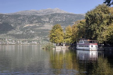 Sonbahar ve güneşli bir günde Ioannina (Yunanistan 'ın kuzeybatısı) ve Pamvotis Gölü' nün güzel manzarası