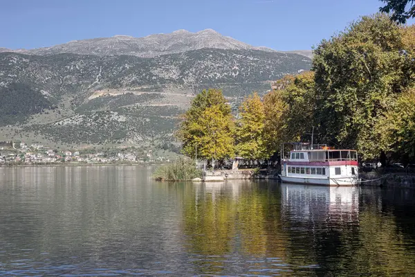Sonbahar ve güneşli bir günde Ioannina (Yunanistan 'ın kuzeybatısı) ve Pamvotis Gölü' nün güzel manzarası