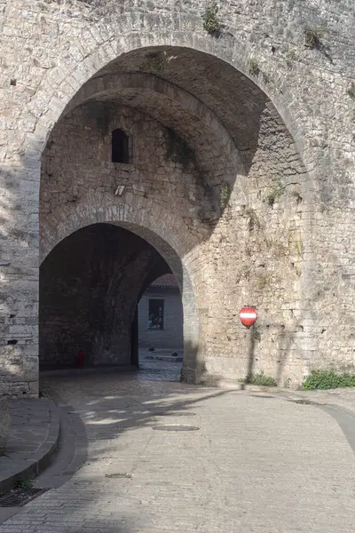 Antik bir taş, güneşli bir sonbahar gününde tarihi Ioanina kasabasında (Epirus, Yunanistan) kemerli bir geçit açtı.