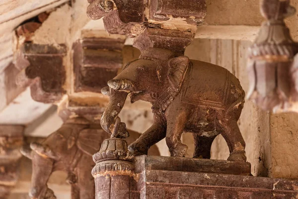 Una Estatua Elefante Está Una Columna India — Foto de Stock